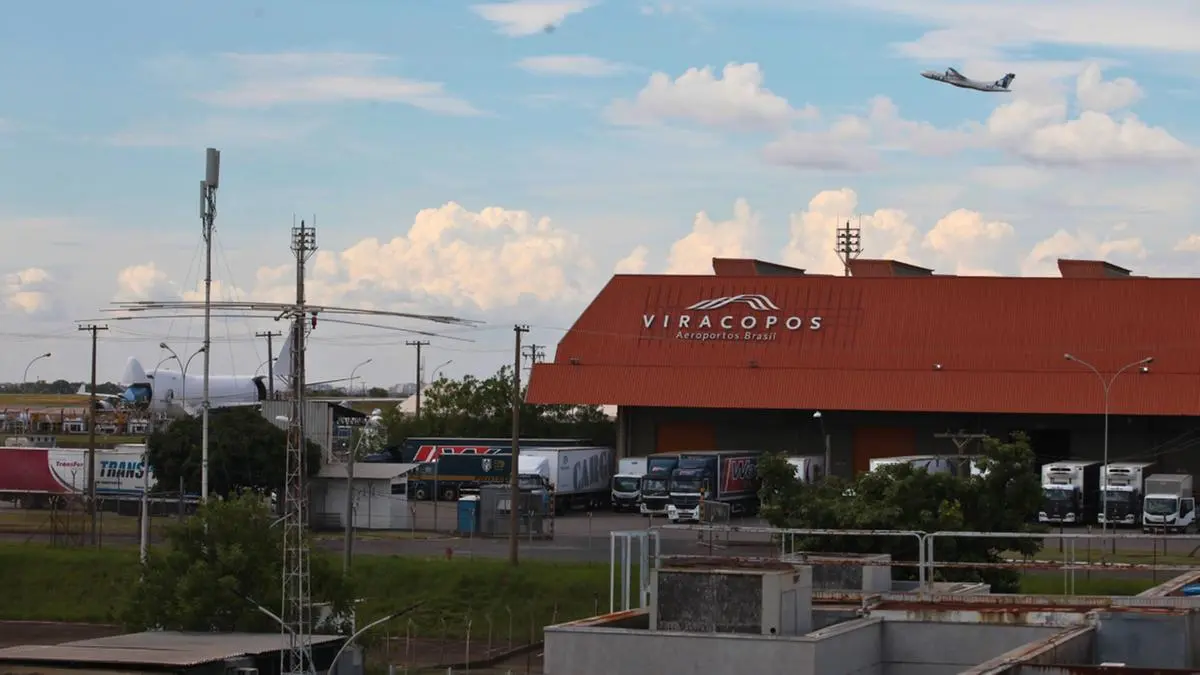 Aeronave cargueira no Aeroporto Internacional de Viracopos em Campinas