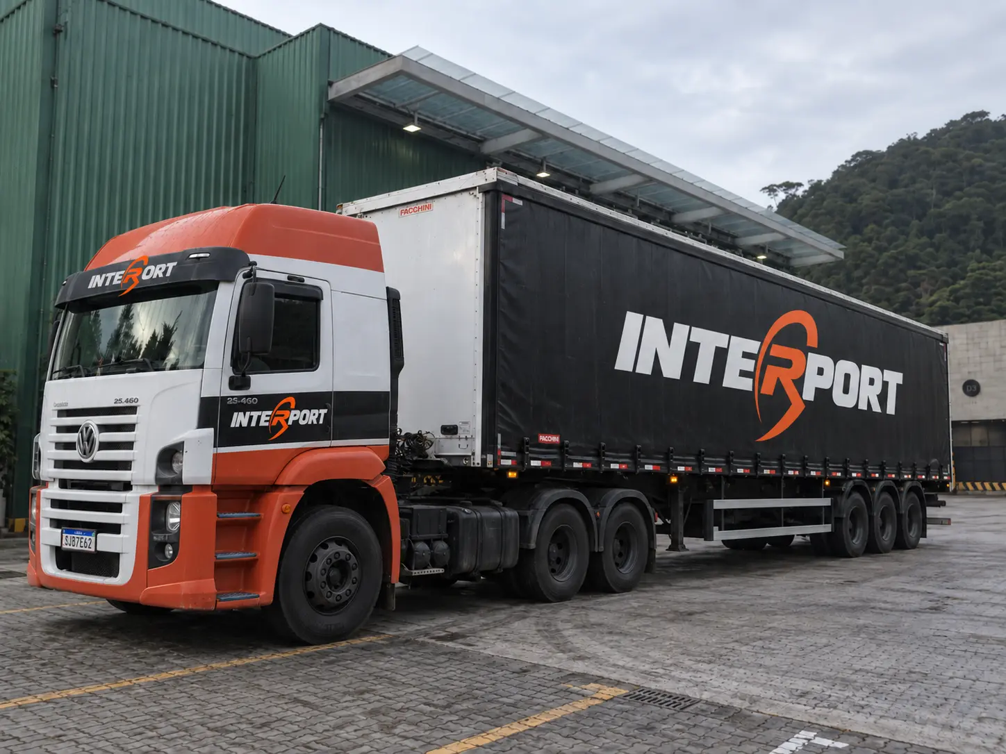 Caminhões da rede operacional Inter-Port preparados para operações dedicadas